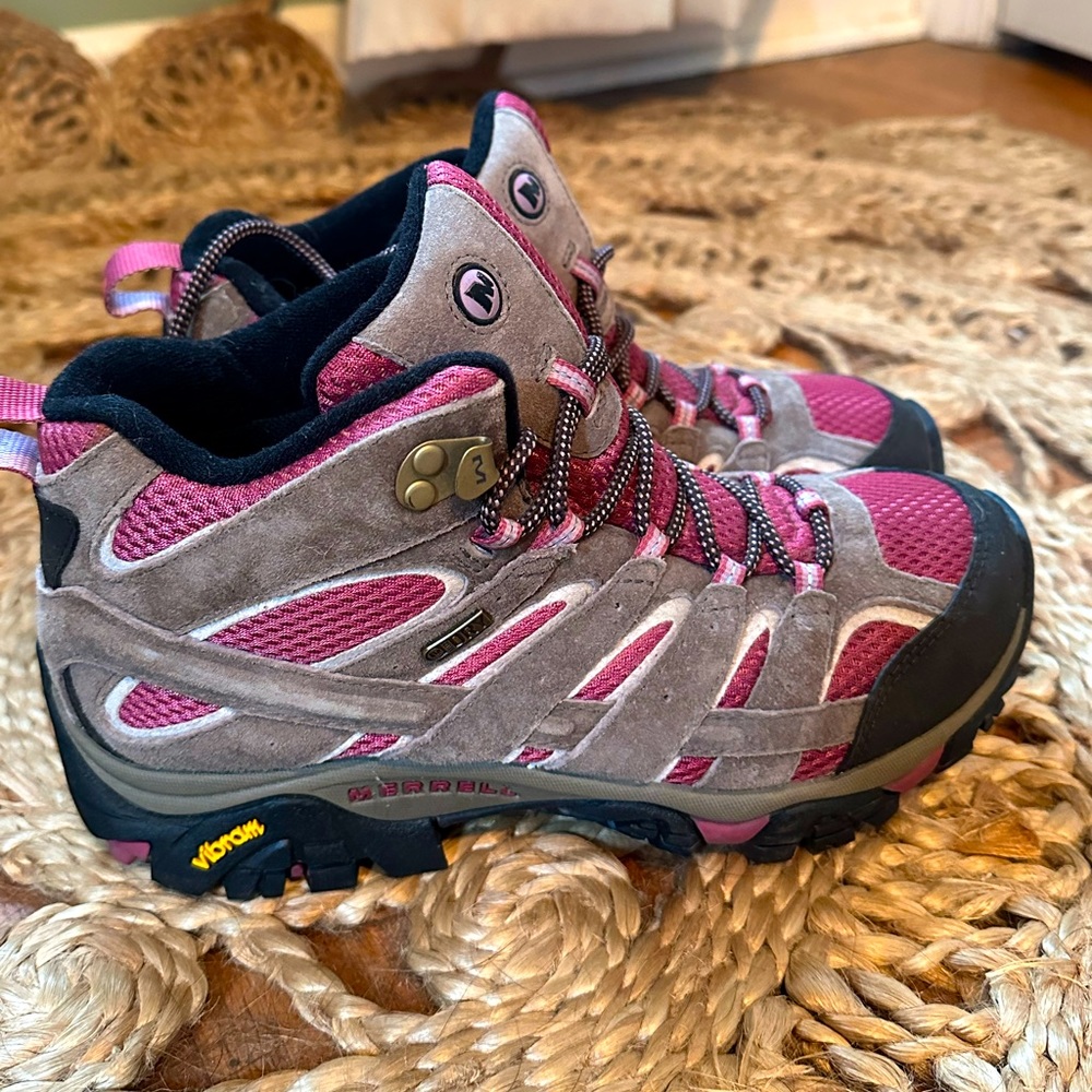 Merrell Moab 2 High Top Vibram waterproof Boulder/Blush Hiking Boot / NEVER WORN